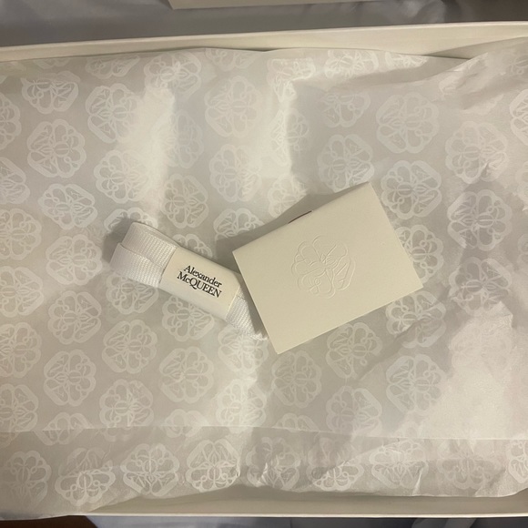 Brand new Alexander McQueen - Picture 4 of 16